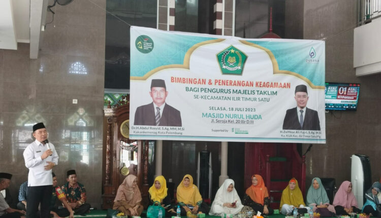 Kepala Kantor Urusan Agama (KUA) Kecamatan Ilir Timur Satu, H Zulfikar Ali Fajri, S. Ag, M.Si, (berdiri) Palembang dalam acara Bimbingan dan Penerangan Keagamaan bagi pengurus Majelis Taklim (MT) se-Kecamatan Ilir Timur Satu Palembang, di Masjid Nurul Huda Palembang, Selasa, (18 Juli 2023).