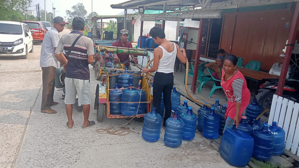 Satu diantara tempat penjuaan air bersih di Desa Sungsang I, Kecamatan Banyuasin II, Kabupaten Banyuasin, Sumsel. Sampai pekan kemarin, Minggu,(24 September 2023), harga jual per galon ukuran besar Rp 5. 000 (lima ribu rupiah). Foto.Dok.KS/hamkah